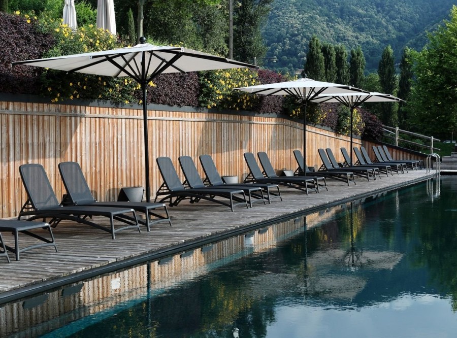 Шезлонг-лежак пластиковый антрацит Atlantico Nardi