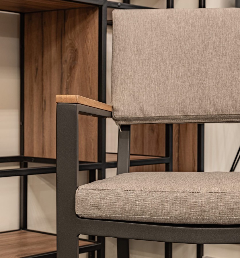 Обеденное кресло OSCAR с подлокотниками из тика Royal Family