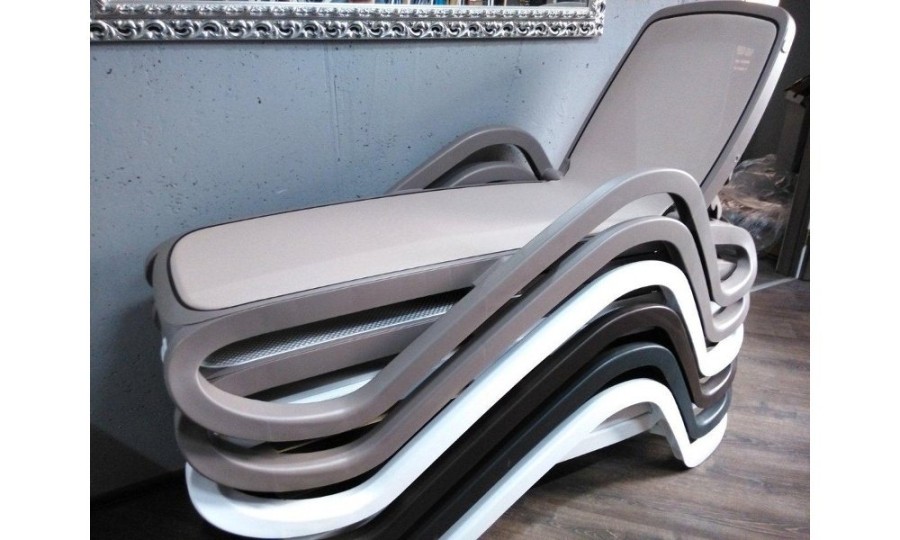 Шезлонг-лежак пластиковый антрацит Alfa Nardi