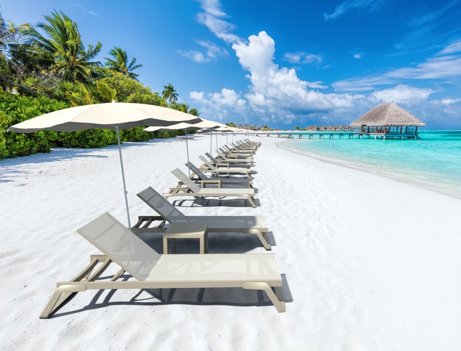 Шезлонг-лежак пластиковый бежевый Tropic 2 Nardi