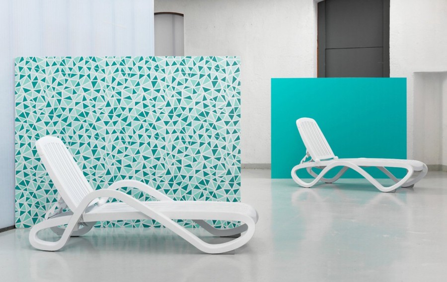 Шезлонг-лежак пластиковый белый Tropico Nardi