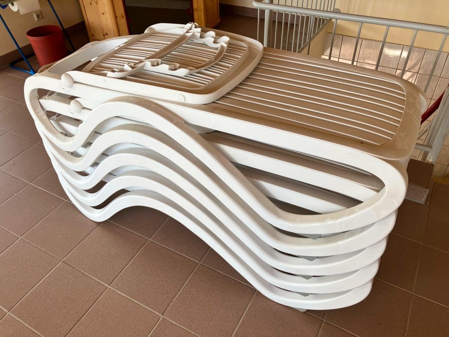 Шезлонг-лежак пластиковый белый Tropico Nardi