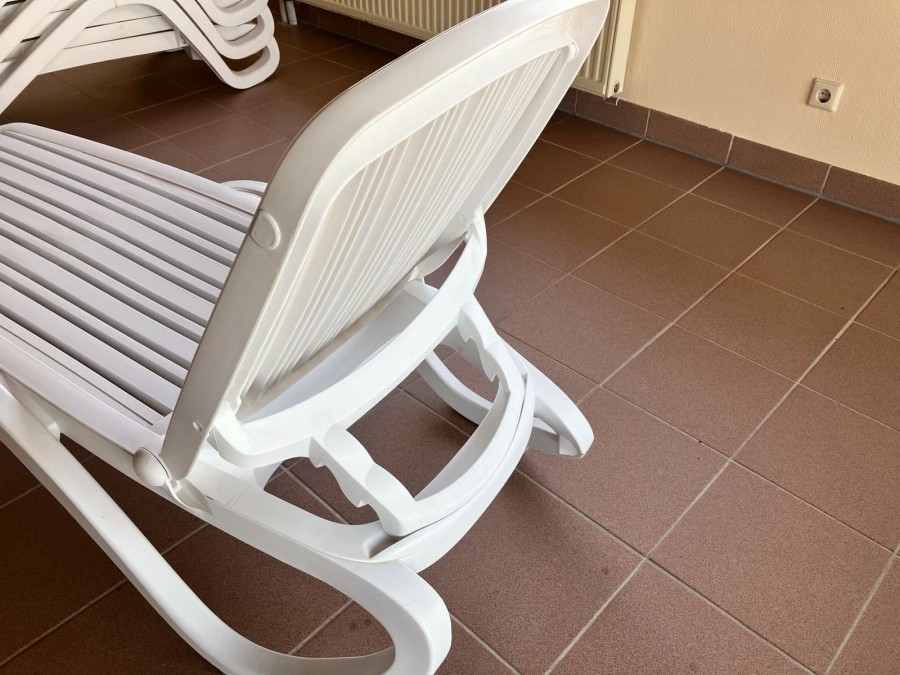 Шезлонг-лежак пластиковый белый Tropico Nardi