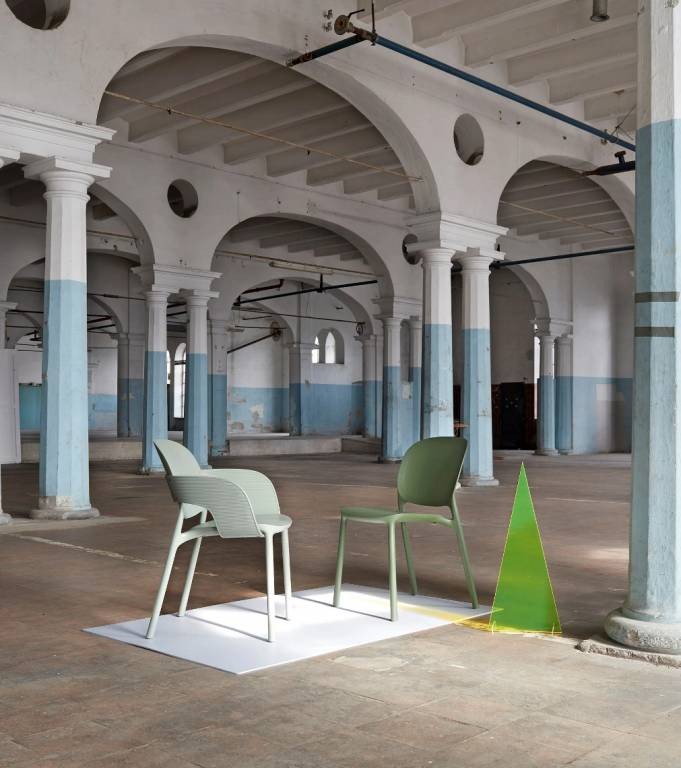 Стул пластиковый Hug зеленый шалфей Go Green Garden