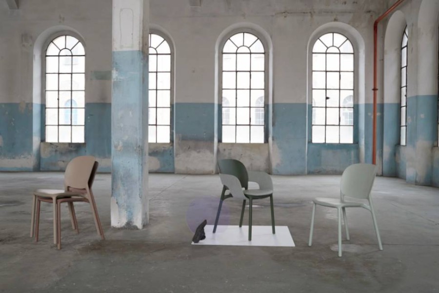 Стул пластиковый Hug зеленый шалфей Go Green Garden