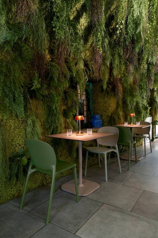 Стул пластиковый Hug зеленый шалфей Go Green Garden