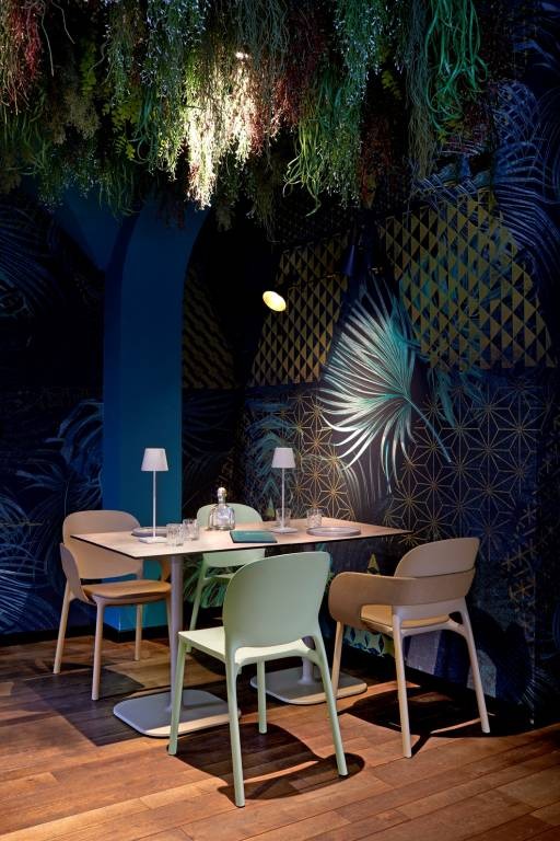 Стул пластиковый Hug зеленый шалфей Go Green Garden