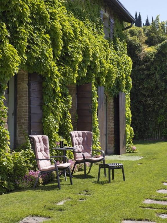 Лаунж-кресло пластиковое Folio антрацит с розовой подушкой Nardi