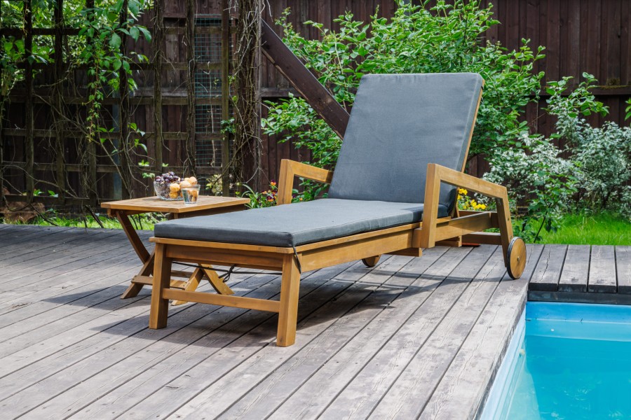 Комплект из шезлонга PAOLO и столика RAMON из акации Royal Family