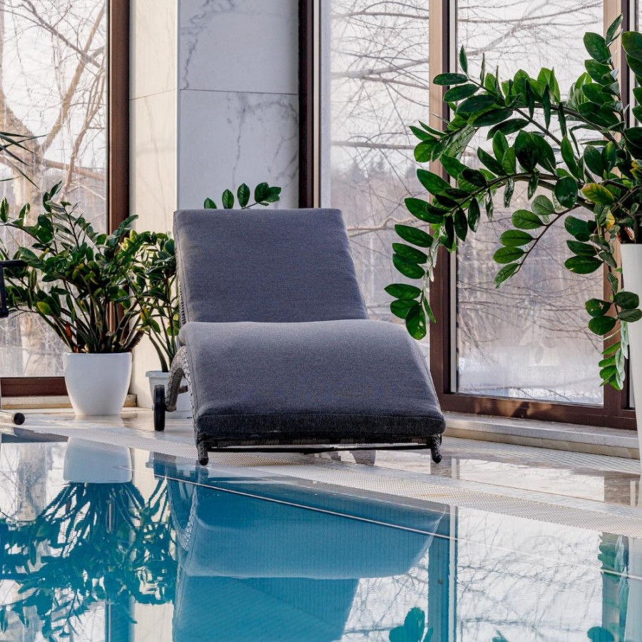 Шезлонг лежак из искусственного ротанга Agata, серый Royal Family