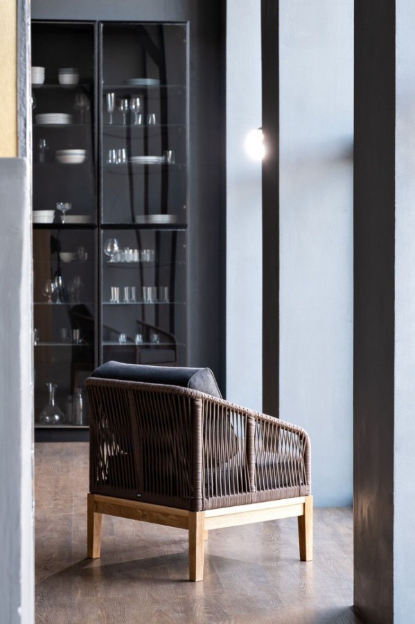 Плетеное кресло из роупа Канны, основание из дуба, серо-коричневое 4sis