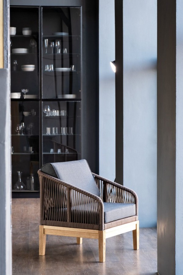 Плетеное кресло из роупа Канны, основание из дуба, серо-коричневое 4sis