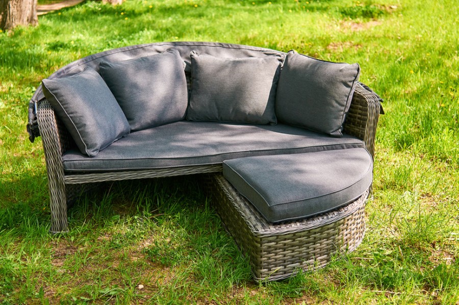 Диван-трансформер Violetta из искусственного ротанга Royal Family