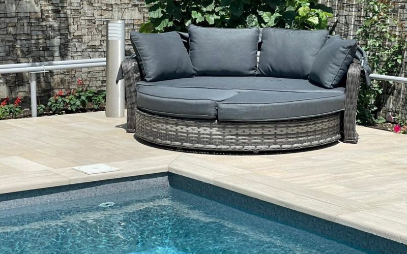 Диван-трансформер Violetta из искусственного ротанга Royal Family