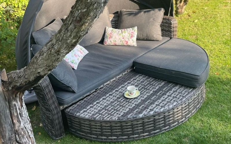 Диван-трансформер Violetta из искусственного ротанга Royal Family