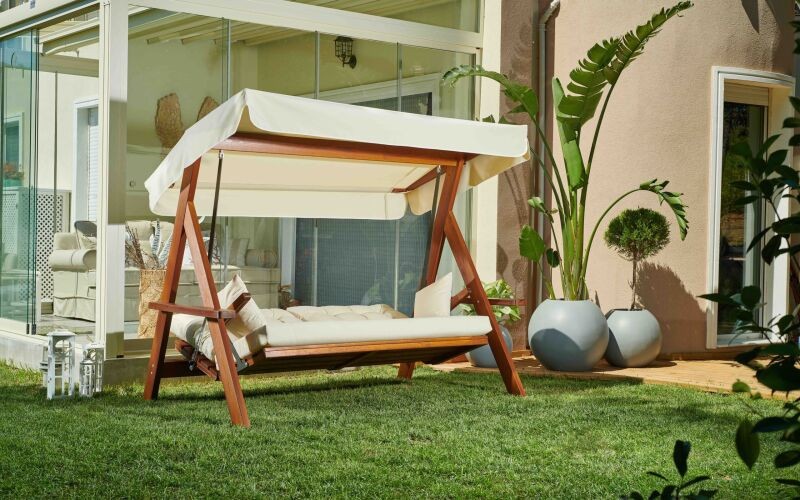 Качели Lyon из массива сосны с бежевыми подушками Royal Family