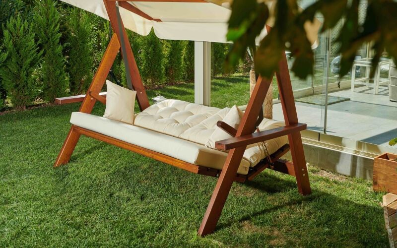 Качели Lyon из массива сосны с бежевыми подушками Royal Family