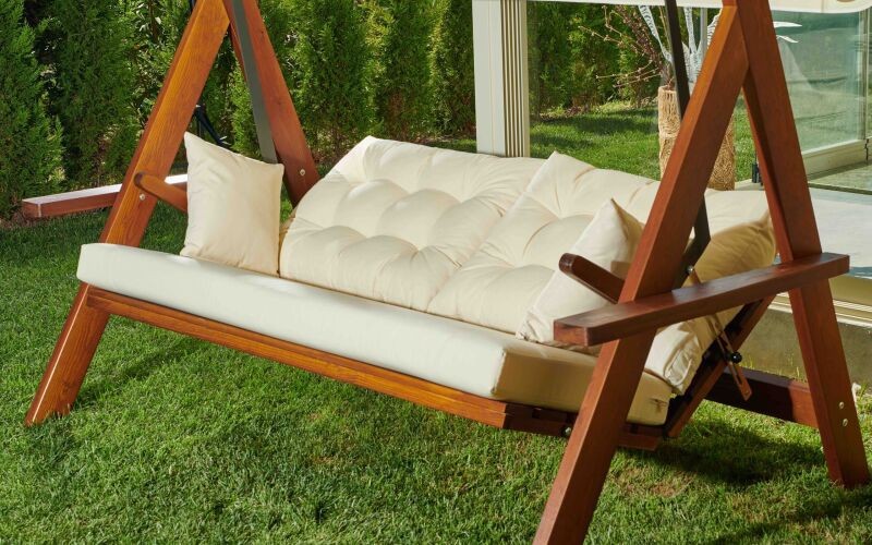 Качели Lyon из массива сосны с бежевыми подушками Royal Family