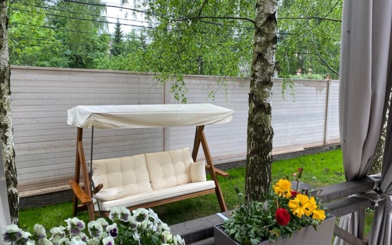 Качели Lyon из массива сосны с бежевыми подушками Royal Family