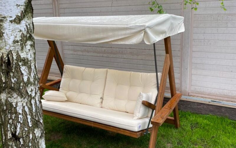 Качели Lyon из массива сосны с бежевыми подушками Royal Family