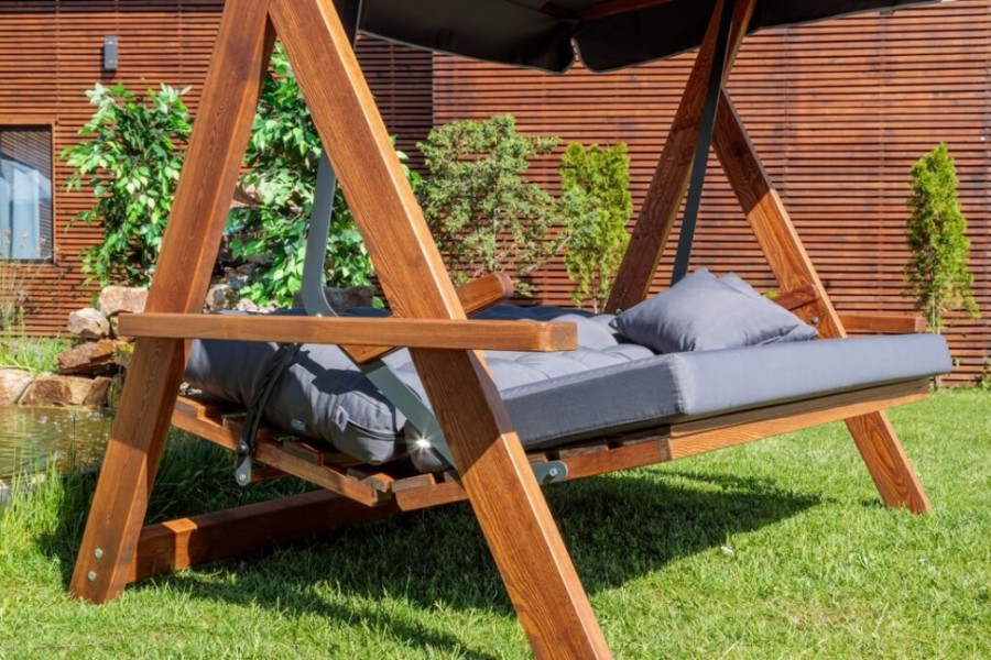 Качели Lyon из массива сосны с серыми подушками Royal Family