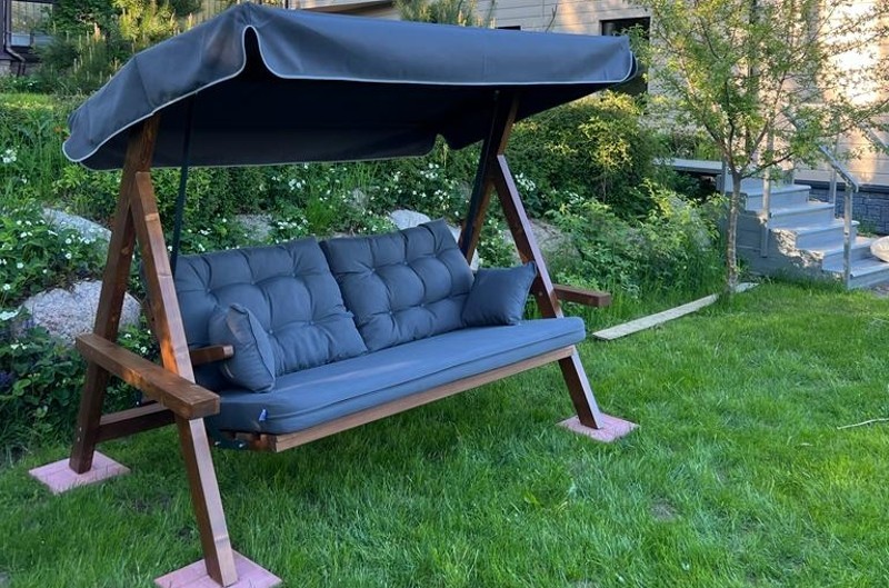 Качели Lyon из массива сосны с серыми подушками Royal Family