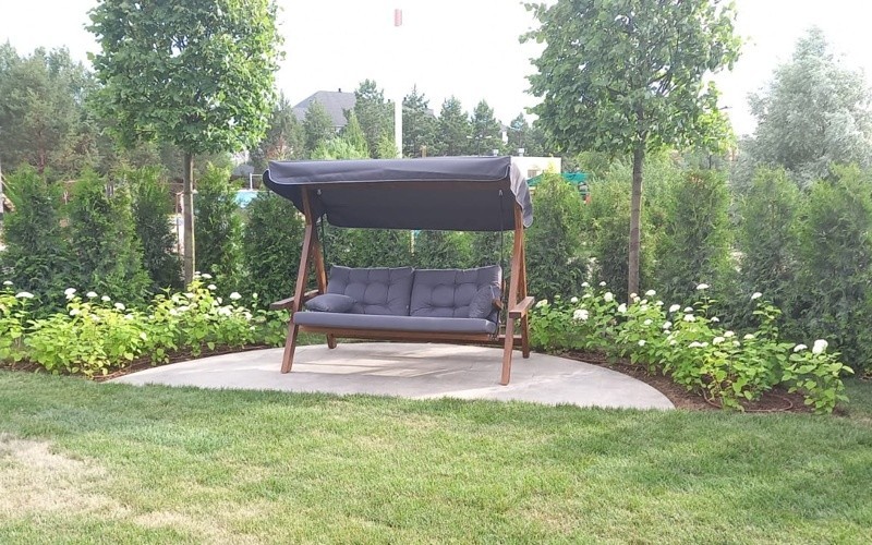 Качели Lyon из массива сосны с серыми подушками Royal Family