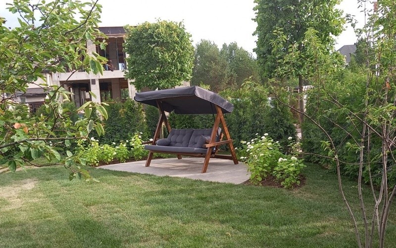 Качели Lyon из массива сосны с серыми подушками Royal Family