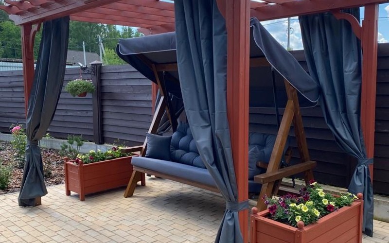 Качели Lyon из массива сосны с серыми подушками Royal Family