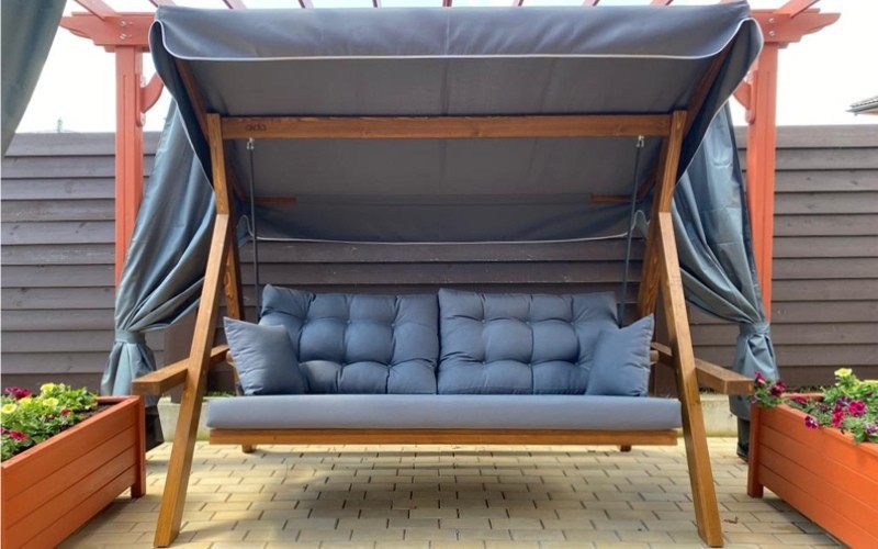 Качели Lyon из массива сосны с серыми подушками Royal Family