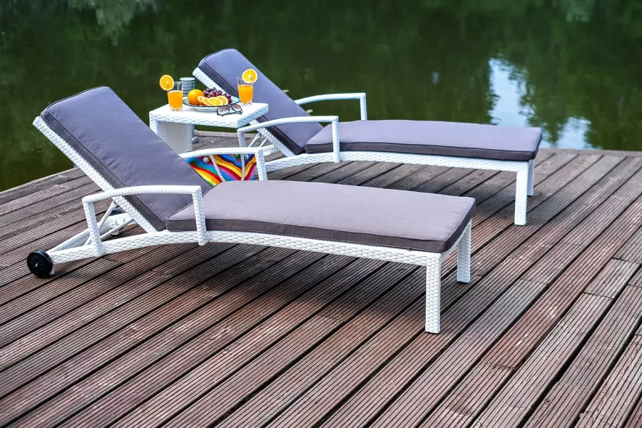 Комплект шезлонгов со столиком MILANO белый Joygarden