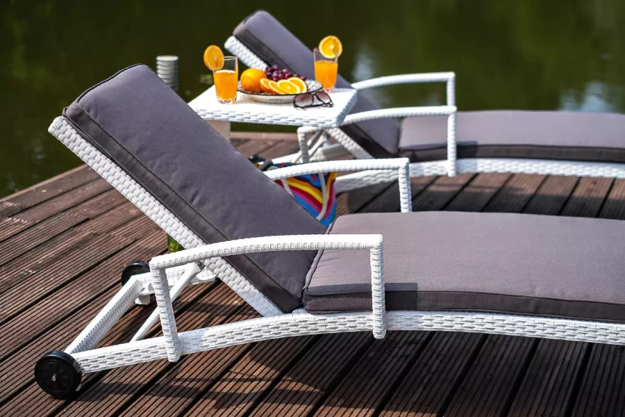 Комплект шезлонгов со столиком MILANO белый Joygarden