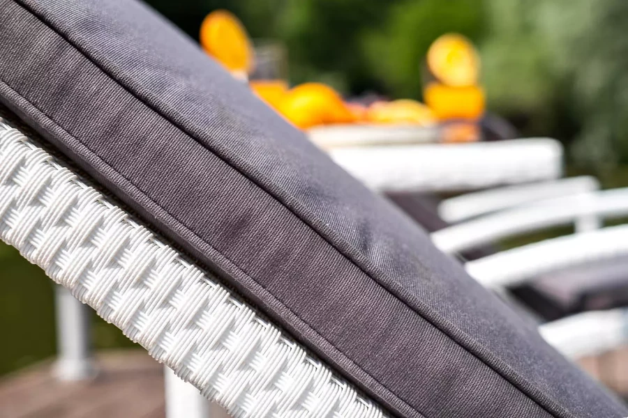 Комплект шезлонгов со столиком MILANO белый Joygarden