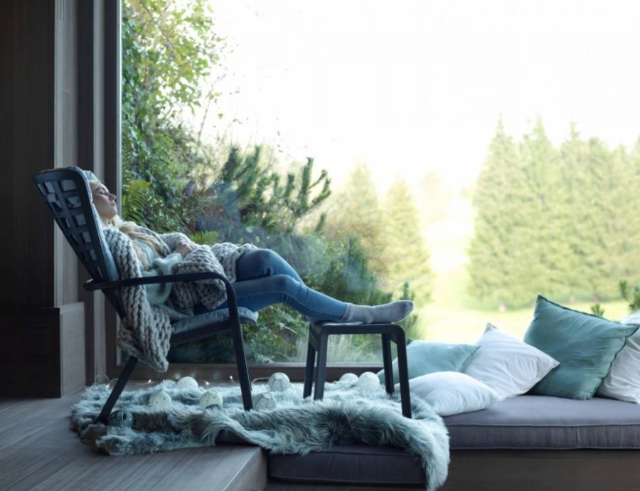 Лаунж-кресло пластиковое Folio антрацит с голубой подушкой Nardi