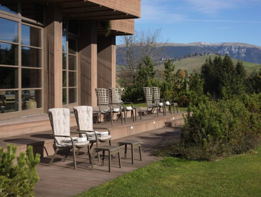 Лаунж-кресло пластиковое Folio тортора с бежевой подушкой Nardi