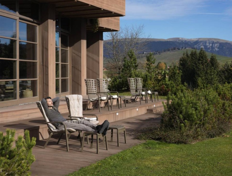 Лаунж-кресло пластиковое Folio тортора с бежевой подушкой Nardi